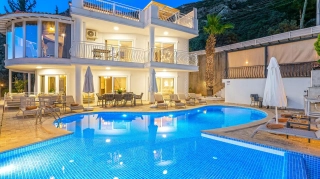 Villa Beyaz Duo – Kalkan Kızıltaş’ta Deniz Manzaralı, Kapalı Havuzlu