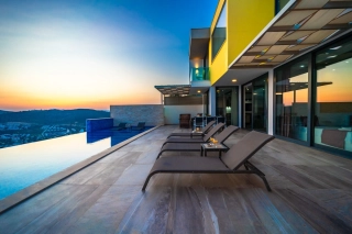 Villa Retro – Sea View Luxury Villa with Jacuzzi, Sauna & Heated Pool 