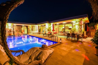 Villa Renk | Luxuriöse 2-Schlafzimmer-Villa in Çayköy mit Pool