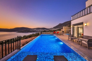 Villa Nazlı Kalkan – Deniz Manzaralı Sonsuzluk Havuzlu 4 Kişilik Villa