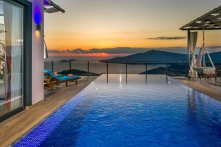 Villa Efe – Kördere’de Deniz Manzaralı, Korunaklı Havuzlu Lüks Villa