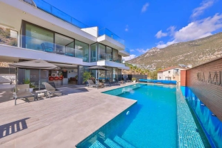 Villa Azur – Ortaalan’da Isıtmalı Havuzlu, Spor Alanlı, 5 Yatak Odalı