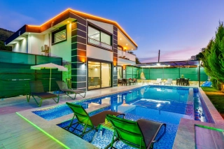 Villa Gold Sarıbelen – Geschützte Villa mit Garten & Jacuzzi 