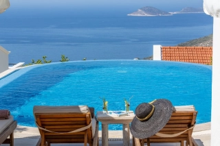 Villa Toros – Luxusvilla mit Meer-, Natur- & Stadtblick in Kalkan