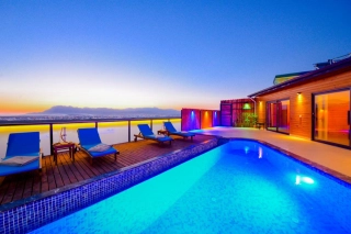 Villa Sakura – Yeşilköy’de Korunaklı Havuzlu, Jakuzili Balayı Villası