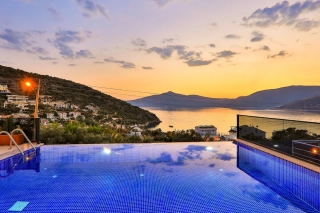 Villa Rainbow – Kışla’da Deniz Manzaralı, Sonsuzluk Havuzlu Lüks Villa