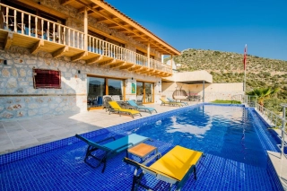 Villa Genova | Naturvilla aus Stein & Holz mit Jacuzzi, Pool & Garten 