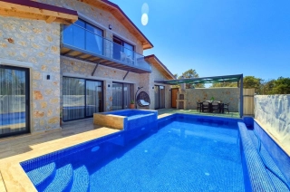 Villa Serenity Akbel | Kalkan Akbel’de Korunaklı, Jakuzili Özel Havuzl