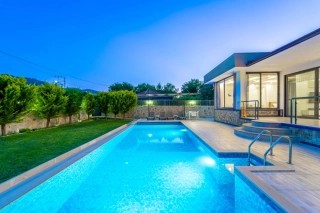 Villa Ernez | Geschützte Villa mit Privat- & Kinderpool in Sarıbelen
