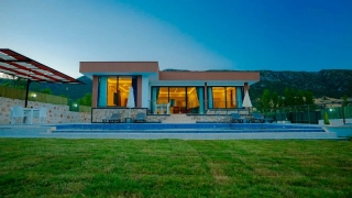 Villa Ernez | Geschützte Villa mit Privat- & Kinderpool in Sarıbelen