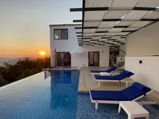 Villa Zeytin Sarnıç | Geschützter Pool, Jacuzzi, Natur- & Meerblick 