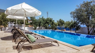 Villa Aristos ist eine luxuriöse Ferienvilla mit 6 Schlafzimmern
