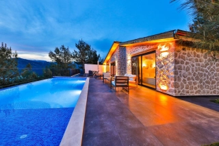 Villa Pesaro | Luxus Flitterwochenvilla mit Innenpool & Sauna 