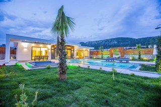 Villa Bahamas – Jakuzili, Korunaklı ve Çocuk Havuzlu Lüks Villa