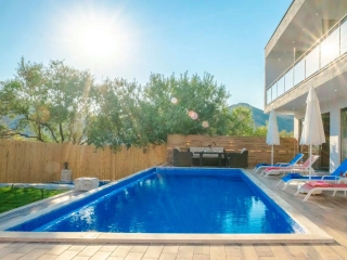 Villa Palas – Luxusvilla mit beheiztem Innenpool, Jacuzzi & Garten