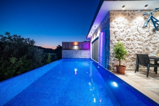 Villa Ömer Efe – Kalkan Kördere’de Korunaklı, Isıtmalı Kapalı Havuzlu 