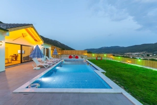Villa Buğlem Sarıbelen | Kalkan’da Doğa İçinde, Jakuzili, 5 Kişilik 