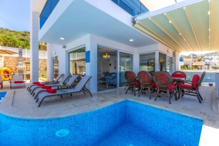 Villa Everest – Heated Pool, Sea View & Jacuzzi Villa for 8 Guests