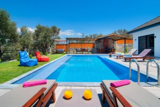 Villa Melo – Yeşilköy’de Korunaklı, Jakuzili Tatil Villası