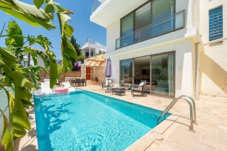Villa Elma Duo, Kalkan’da Kısmi Deniz Manzaralı Korunaklı Villa