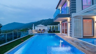 Villa Pırıltı – Üzümlü’de Doğa Manzaralı, Kapalı Isıtmalı Havuzlu
