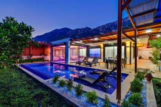 Villa Elvin – Abgeschiedene Natursteinvilla mit Jacuzzi in Kalkan