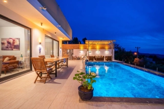 Villa Mavi İnci Kalkan – Üzümlü’de Korunaklı, Jakuzili Balayı Villası