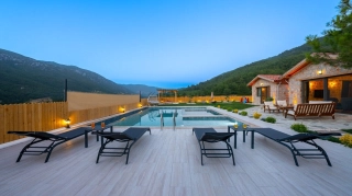 Villa Bellatrix | Nature View Holiday Villa with Jacuzzi
