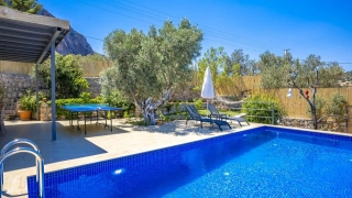 Villa Gri Ulugöl | Kalkan Ulugöl’de Korunaklı Havuzlu, Jakuzili