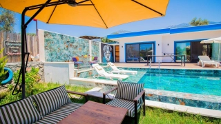 Villa Piker House – Kalkan Çayköy’de Jakuzili, Renkli Tasarımlı