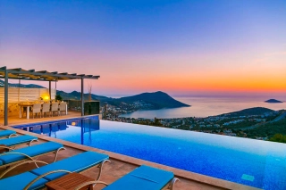 Villa Ela – Kalkan Akbel’de 6 Odalı, Isıtmalı Havuzlu, Deniz Manzaralı