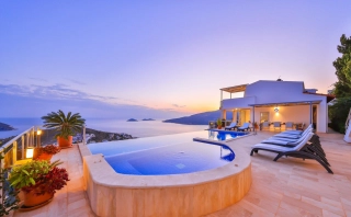 Villa Yazlık – Kalkan Kalamar Yolu’nda Jakuzili, İki Havuzlu Villa