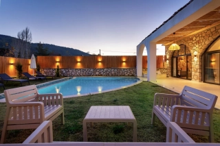 Villa Ark – Luxusvilla aus Stein mit Jacuzzi & Pool in Kalkan