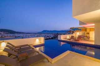 Villa Arı Yeşilköy – Doğa İçinde, Kapalı Havuzlu ve Jakuzili Lüks Vill