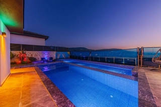 Villa Melida Duo – Yeşilköy’de Jakuzili, Doğa İçinde Muhafazakar Villa