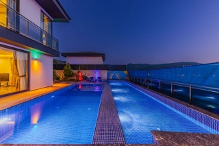 Villa Melida Trio – Yeşilköy’de Jakuzili, Doğa İçinde Muhafazakar