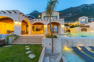 Villa Erato – Luxusvilla mit Meerblick, Kino & Sauna in Kalkan 