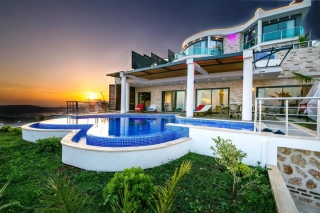 Villa Stone Heart – Kalkan Akbel’de Kalp Şeklinde Sonsuzluk Havuzlu