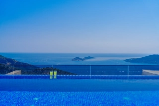 Villa Nuka – Luxusvilla mit Meerblick & Beheiztem Innenpool