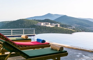 Villa Heart – Kalkan Akbel’de Kalp Şeklinde Havuzlu, Çift Havuzlu 