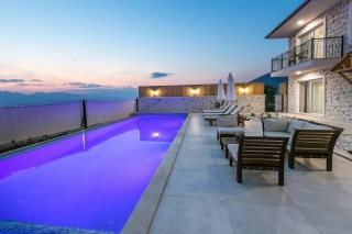 Villa Lavinia – Kalkan Üzümlü’de Patara Manzaralı, Korunaklı Havuzlu 