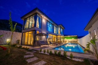 Villa Colosseum – Jakuzili, Korunaklı Havuzlu, Modern Balayı
