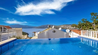 Villa Göcek – Kalkan Kışla’da Deniz Manzaralı, Jakuzili ve Havuzlu