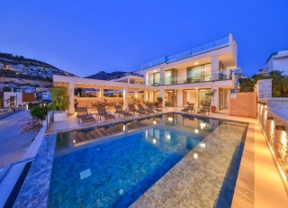 Villa Eliza – Luxusvilla mit 2 Pools, Meerblick & Beheiztem Pool