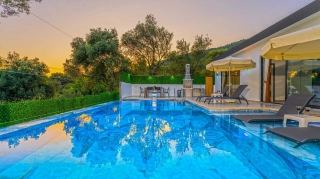 Villa Karaardıç | Kalkan İslamlar’da Korunaklı Havuzlu, Jakuzili Villa