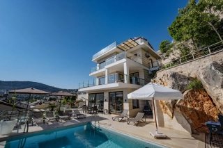 Villa Rigel – Luxusvilla mit Meerblick, Jacuzzi, Fitnessraum & Pool