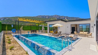 Villa Ortaç 6 – Bezirgan’da Doğa Manzaralı, Korunaklı Havuzlu Villa