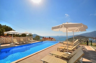 Villa Ahıska – Merkeze Yürüyüş Mesafesinde Deniz Manzaralı Lüks Villa