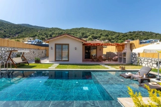Villa Red Sarıbelen | Korunaklı Balayı Villası, Jakuzili – Kalkan Sarı