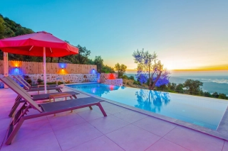 Villa Yiğit 2 – Kalkan Yeşilköy’de Korunaklı, Jakuzili Tatil Villası